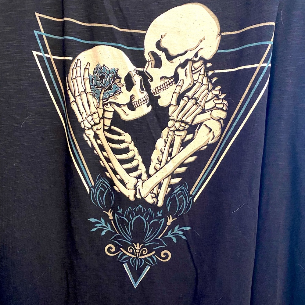 Torrid New w/ Tags off the shoulder top with romantic skull design. Size 6